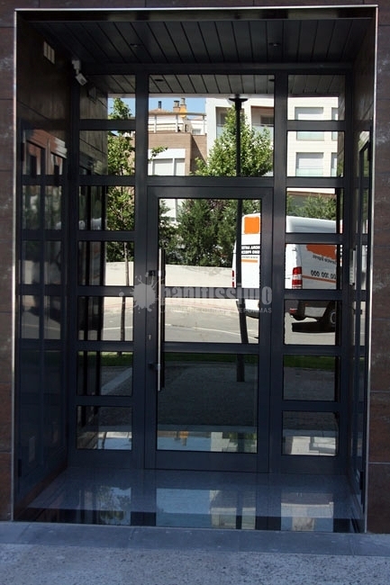 Puerta batiente de aluminio