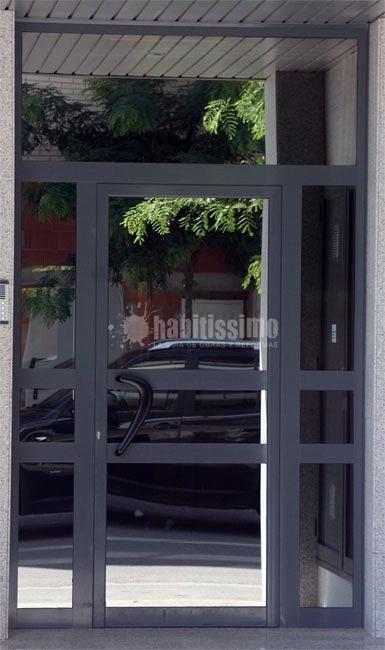 Puerta batiente de aluminio