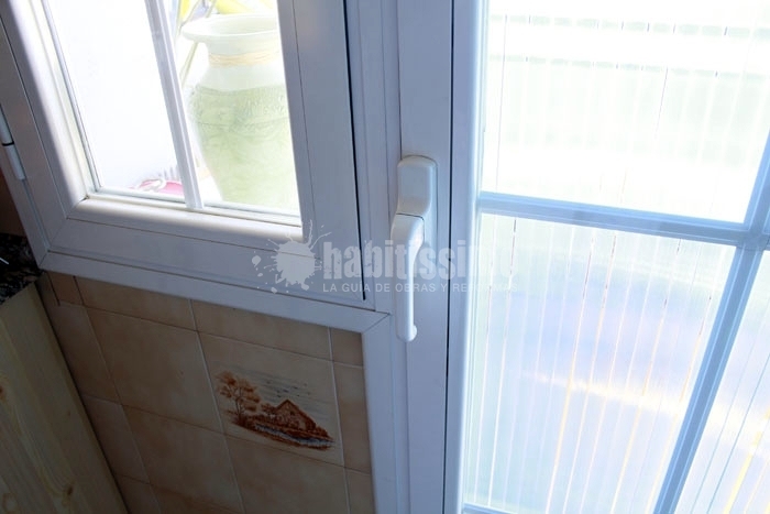 Puerta de aluminio combinada