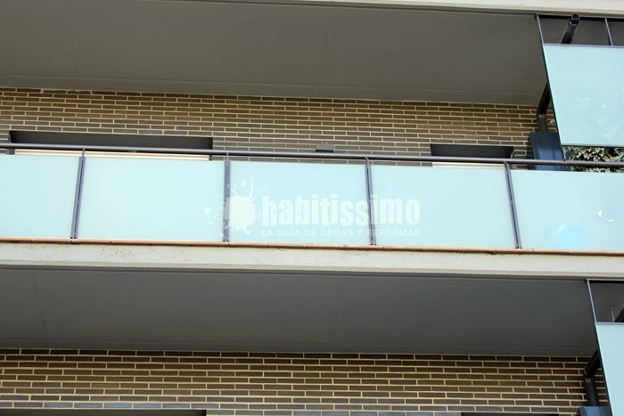 Balcon de hierro y cristal