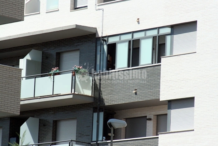 Balcon de hierro y cristal