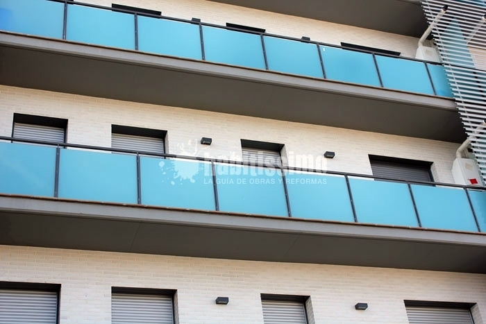 Balcon de hierro y cristal