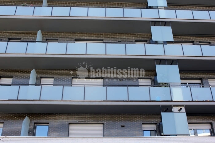 Balcon de hierro y cristal