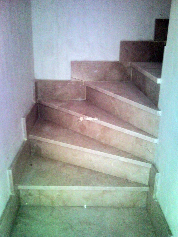 Buhardilla Y Solado De Mármol Escalera Y Solado De Hormigón Impreso