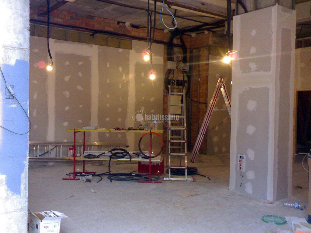 Reforma integral del local situado en Av. Carrilet 147