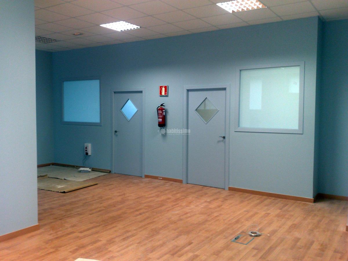 Reforma integral del local situado en Av. Carrilet 147