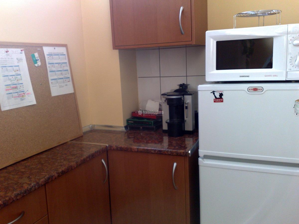 Reforma integral del local situado en Av. Carrilet 147