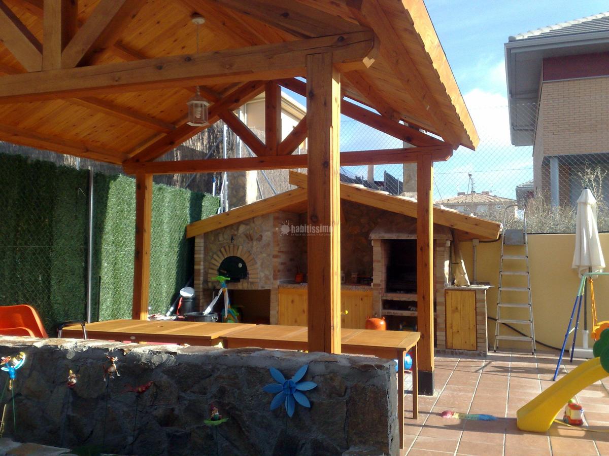 Cenador, horno y barbacoa en chalet