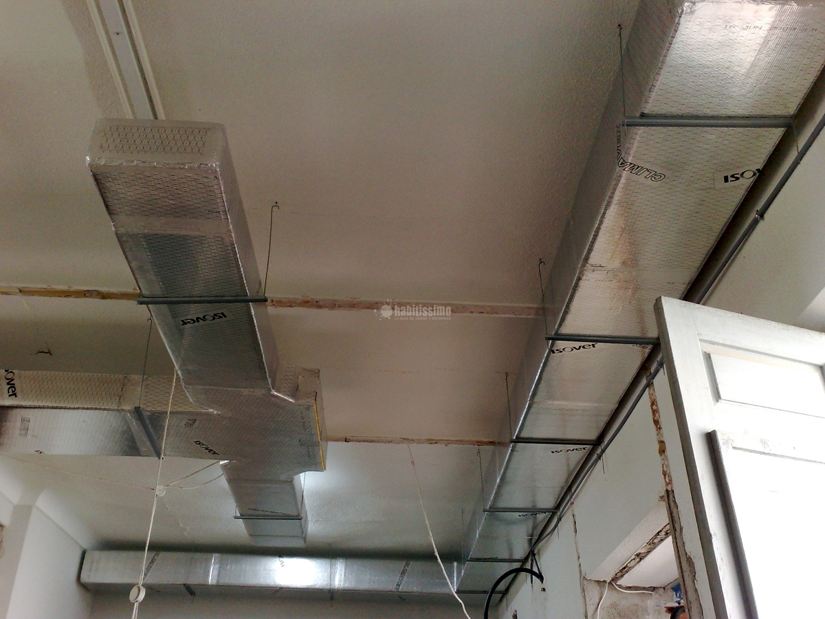 Instalación de conductos de fibra de vidrio en oficinas