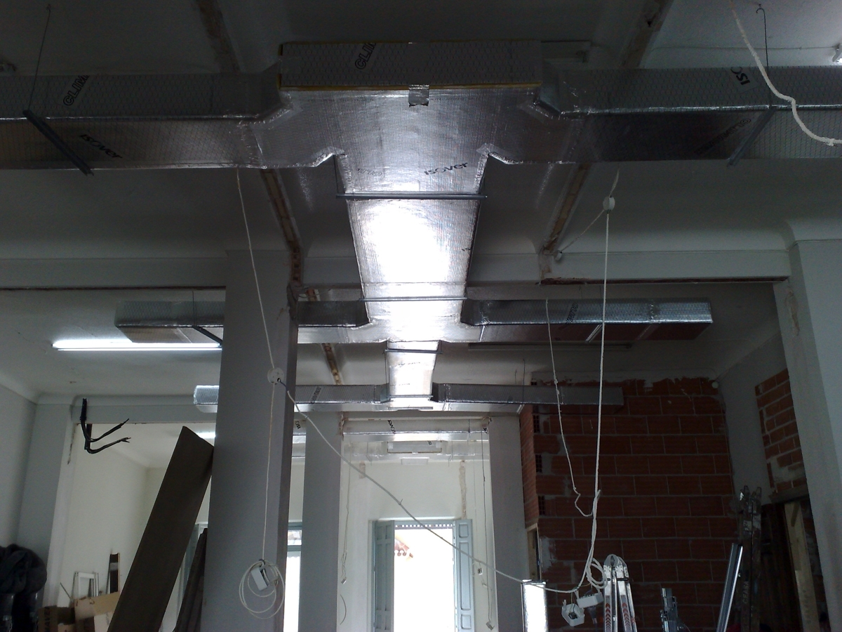 Instalación de conductos de fibra de vidrio en oficinas