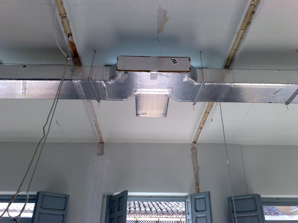 Instalación de conductos de fibra de vidrio en oficinas