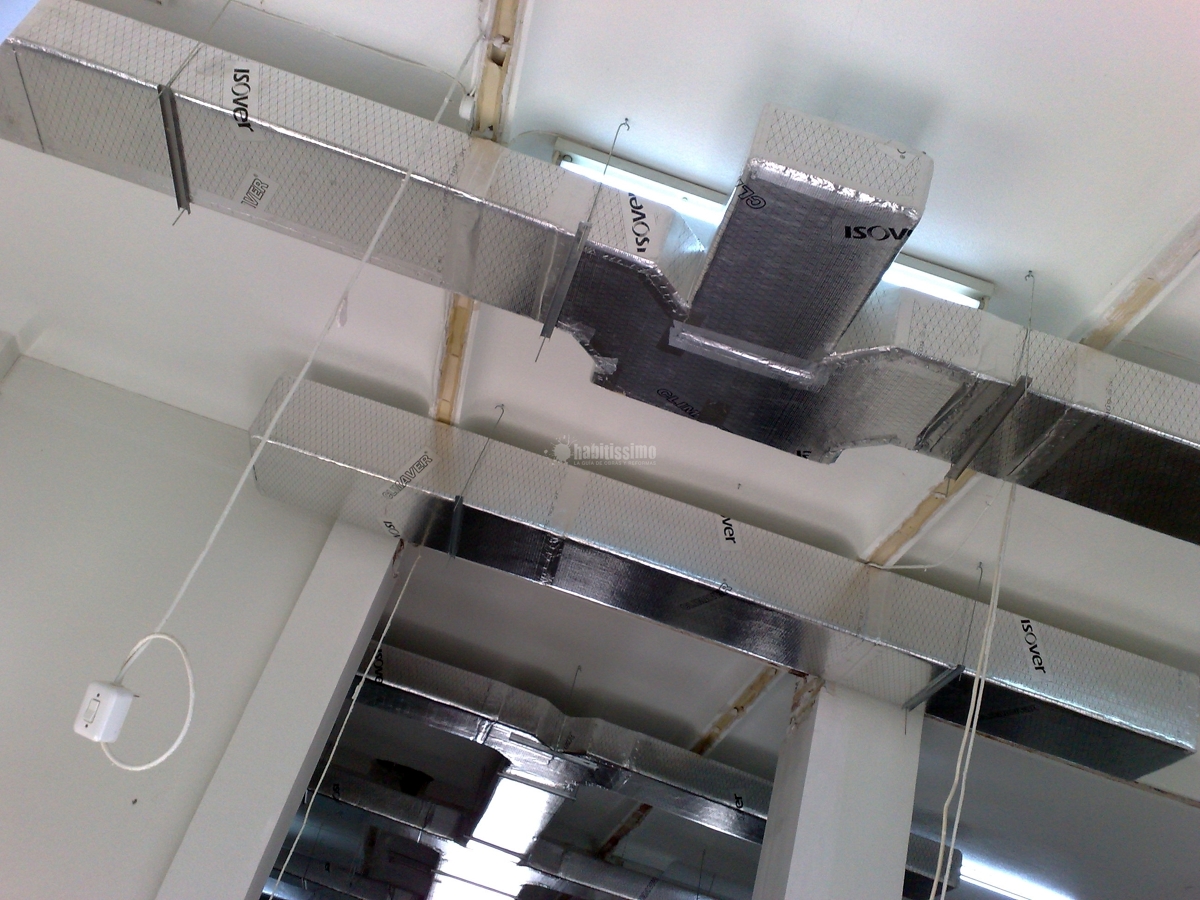 Instalación de conductos de fibra de vidrio en oficinas