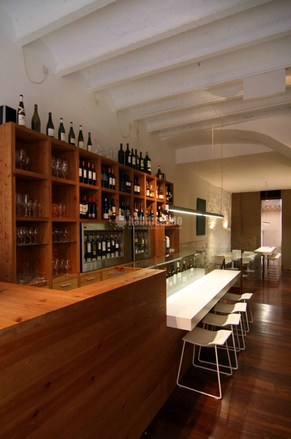 Viniteca con zona de degustación en el Priorato catalán