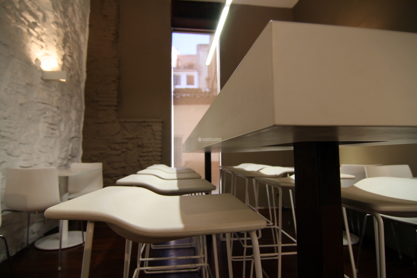 Viniteca con zona de degustación en el Priorato catalán