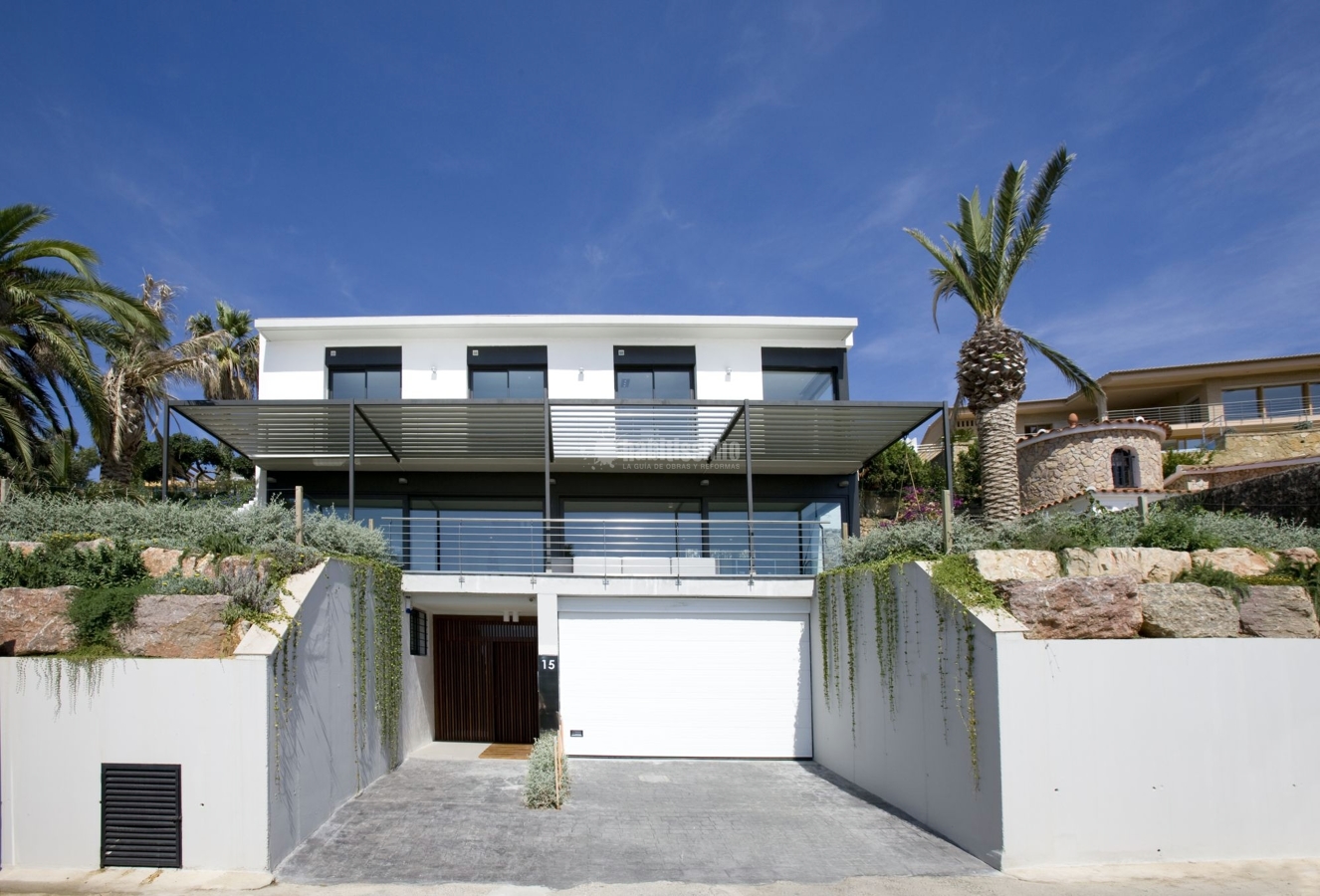 Luminosidad y color para una casa abierta al paisaje