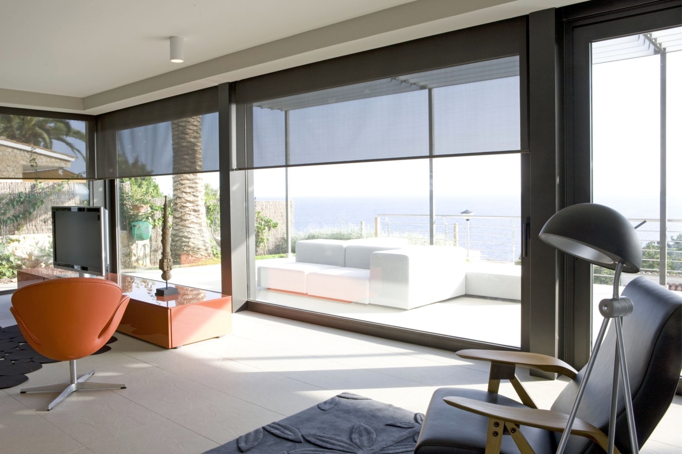 Luminosidad y color para una casa abierta al paisaje