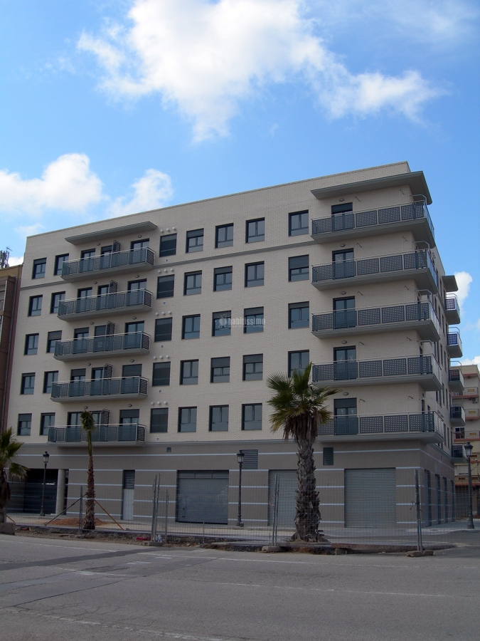 Edificio de 30 Viviendas Libres, Local y Garaje En Valencia