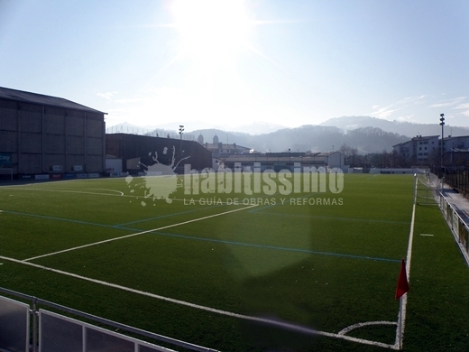 Campo De Fútbol De Hierba Artificial y Vestuarios En Elizondo