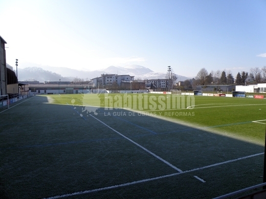 Campo De Fútbol De Hierba Artificial y Vestuarios En Elizondo
