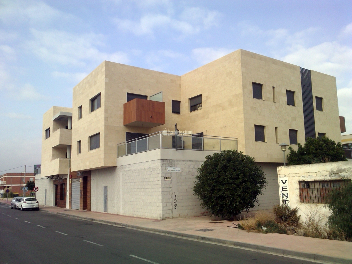 Edificio De 14 Viviendas, Locales Y Sótano