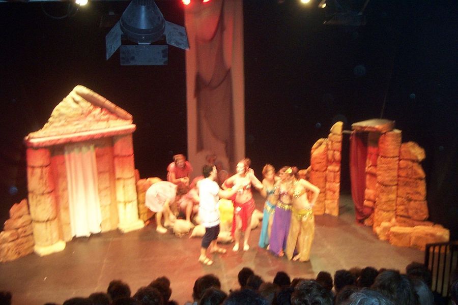 2004: Escenografías y Cartel "Los Gemelos" de Plauto, Universidad de Cádiz.