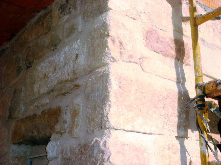 2008 Pedraza -Detalle de construccion de piedra Entrada casa y esquina porche