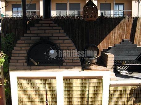 Estructura de madera y levantamiento de horno y barbacoa