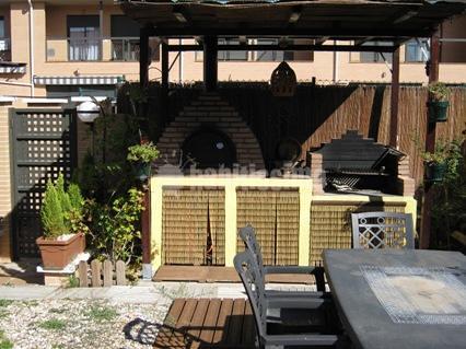 Estructura de madera y levantamiento de horno y barbacoa