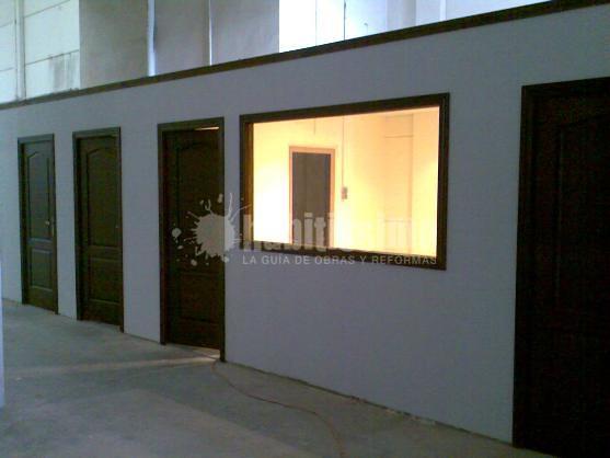 Construccion de dos cuartos de baños, aseo, oficina y vestuario en una nave 