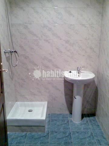 Construccion de dos cuartos de baños, aseo, oficina y vestuario en una nave 