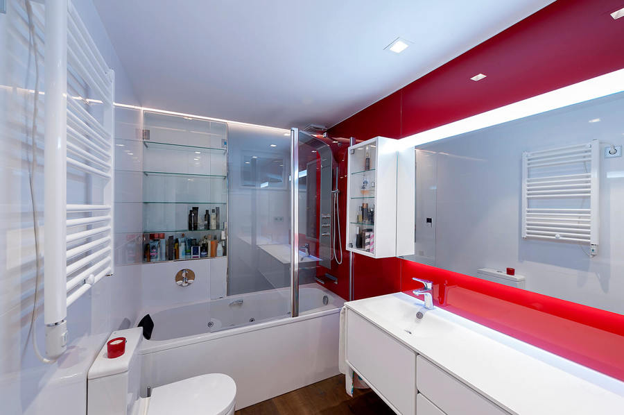 Baño con vidrio rojo