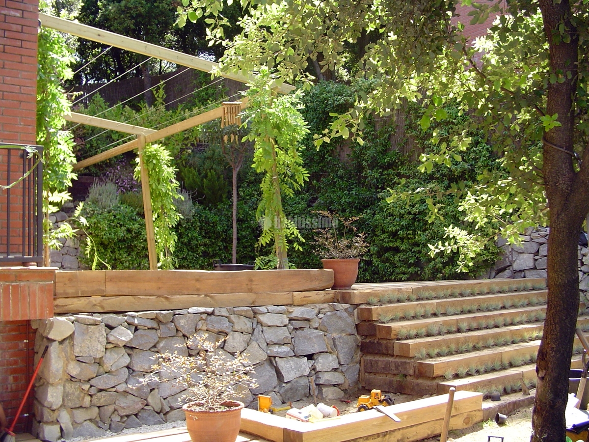 Jardí a Vallvidrera. Harmonia amb l'entorn 