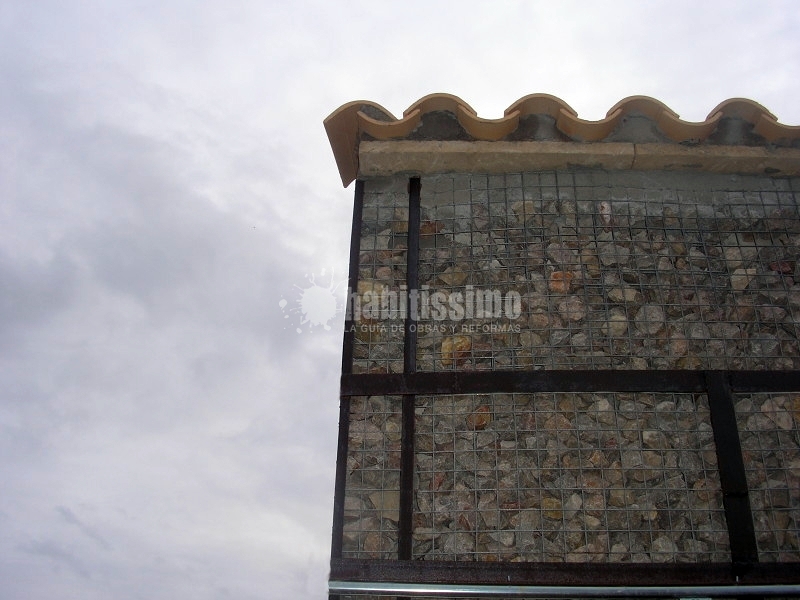 Construcción De Fachada Modernista De Piedra Y Metal