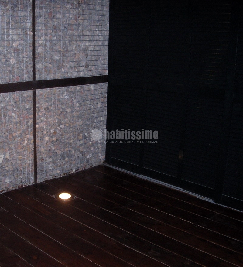 Construcción De Fachada Modernista De Piedra Y Metal