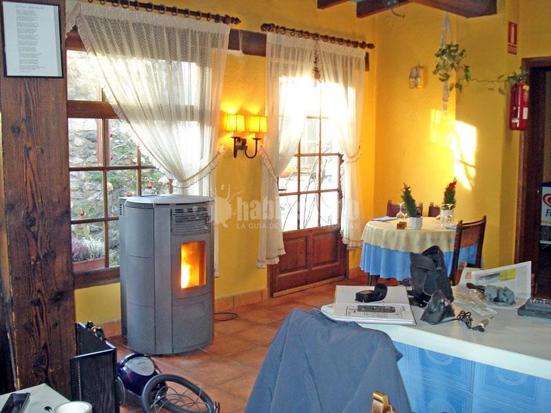 Estufa de pellets en restaurante de Bellver de Cerdanya (Lleida) MODELO CIRCLE 12 en acero antracita