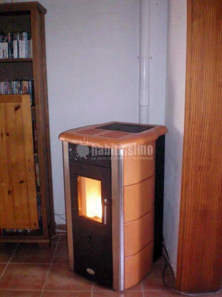 Estufa de pellets instalada en vivienda en Mallorca MODELO LEXIA 11 en cerámica cuero