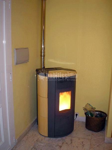 Estufa de pellets instalada en vivienda de dos plantas en Burgos MODELO CIRCLE 12 cerámica miel