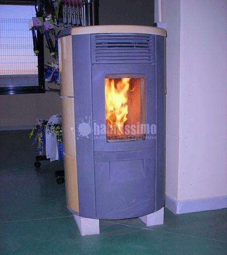 Estufa de pellets instalada en Segovia MODELO CIRCLE 8 en cerámica miel