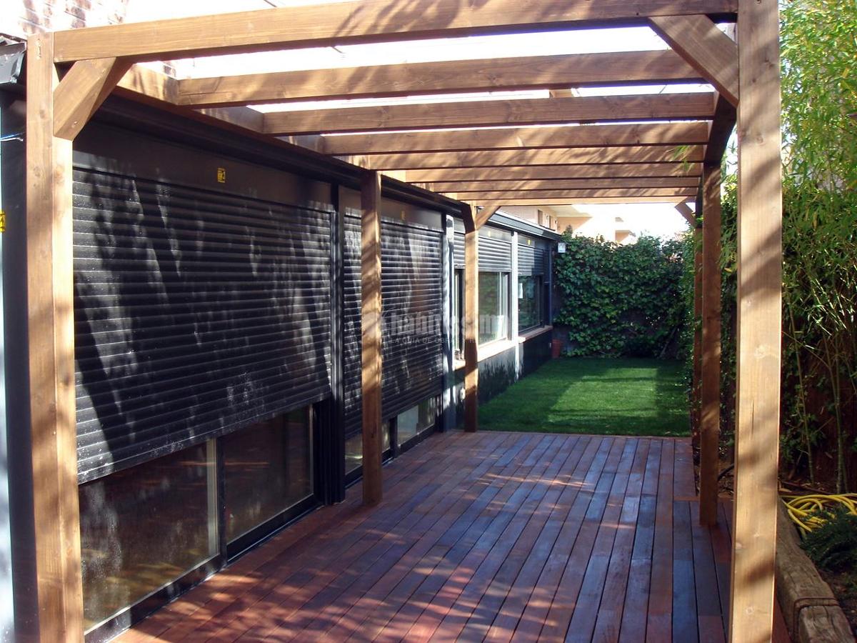 Decoración de jardín en piso bajo.