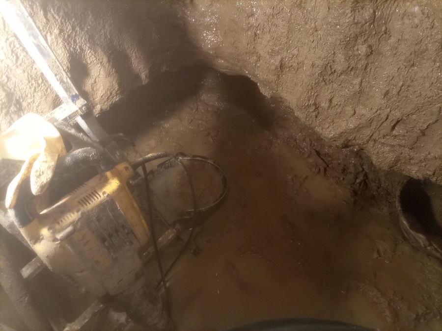 4 día de excavación llegando a los 3 metros de profundidad, y minado de 50 de alto x 50