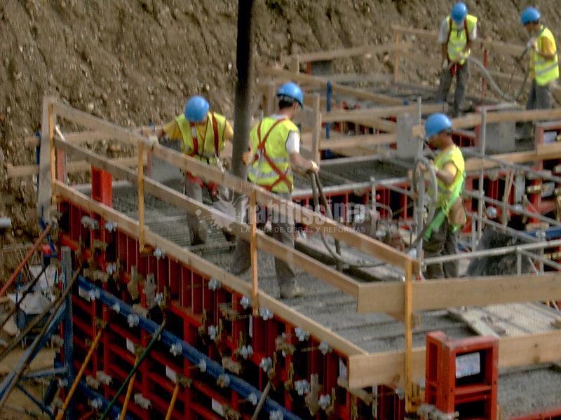 Construccion de cajon incado y muro de empuje