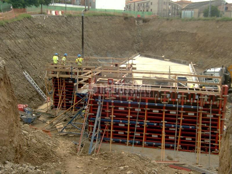 Construccion de cajon incado y muro de empuje
