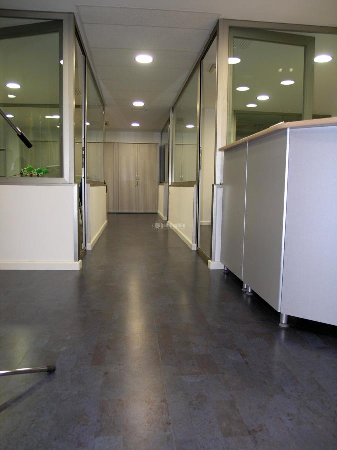 Pavimento decorativo-acústico en cadena de radio