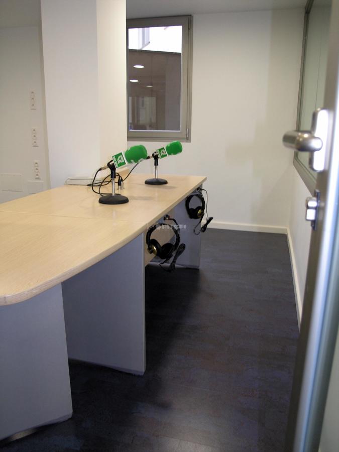 Pavimento decorativo-acústico en cadena de radio