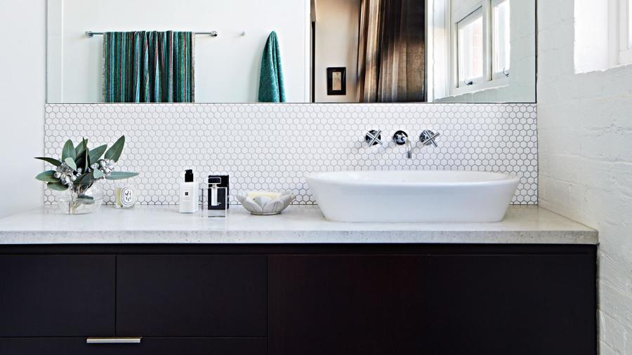 baño con lavabo suspendido