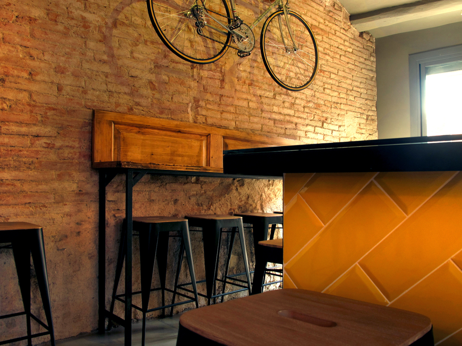 bici colgada con pared de ladrillo