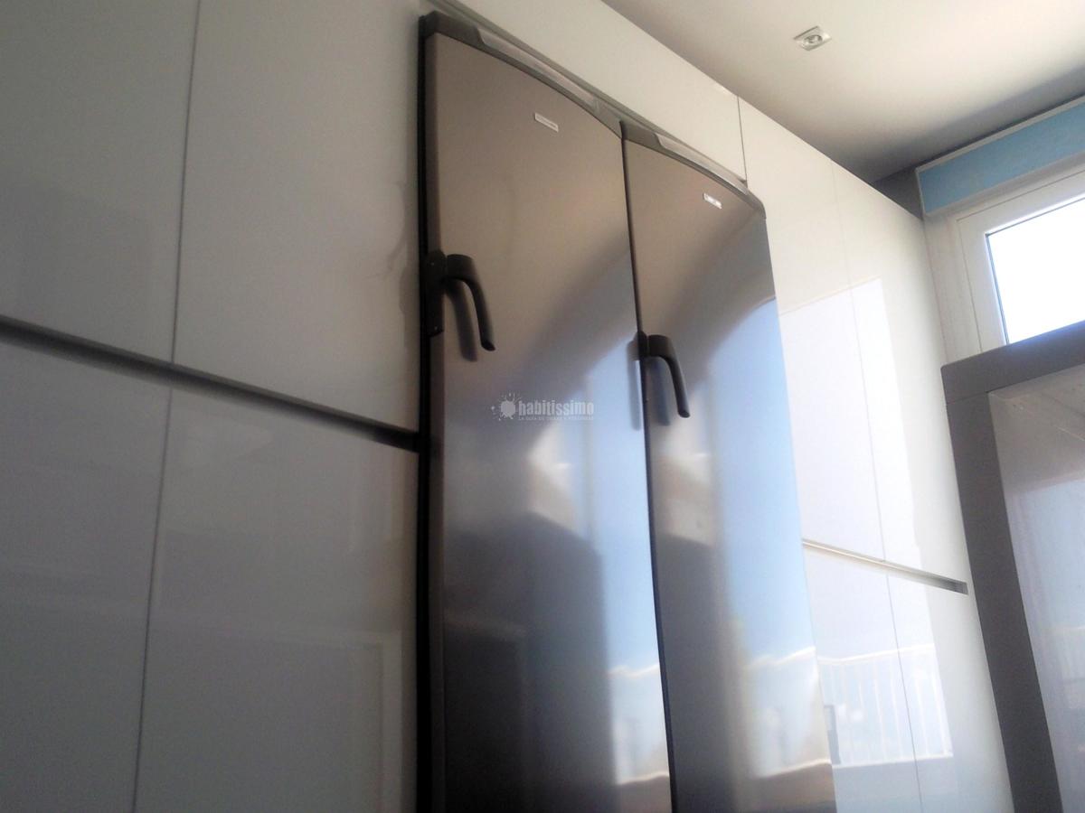 Cocina abierta y tirador de Gola