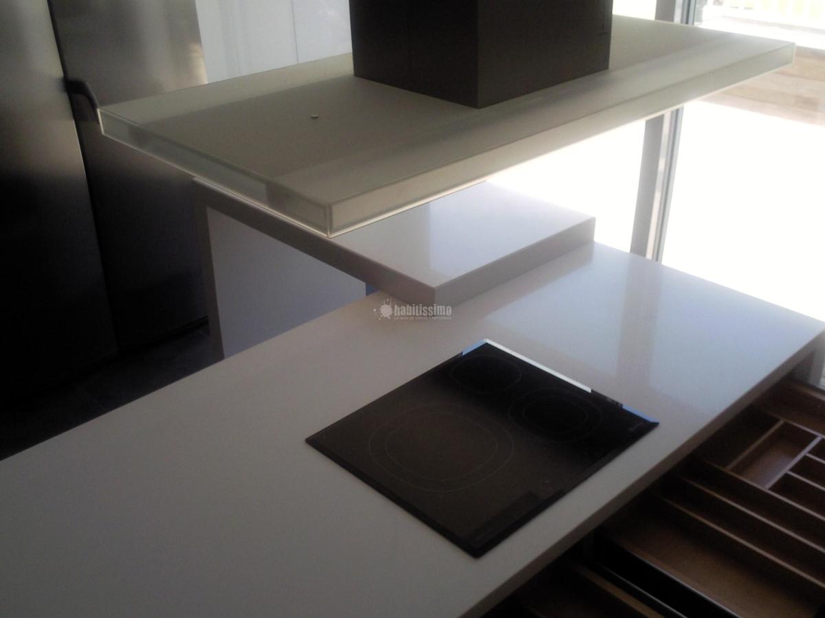 Cocina abierta y tirador de Gola