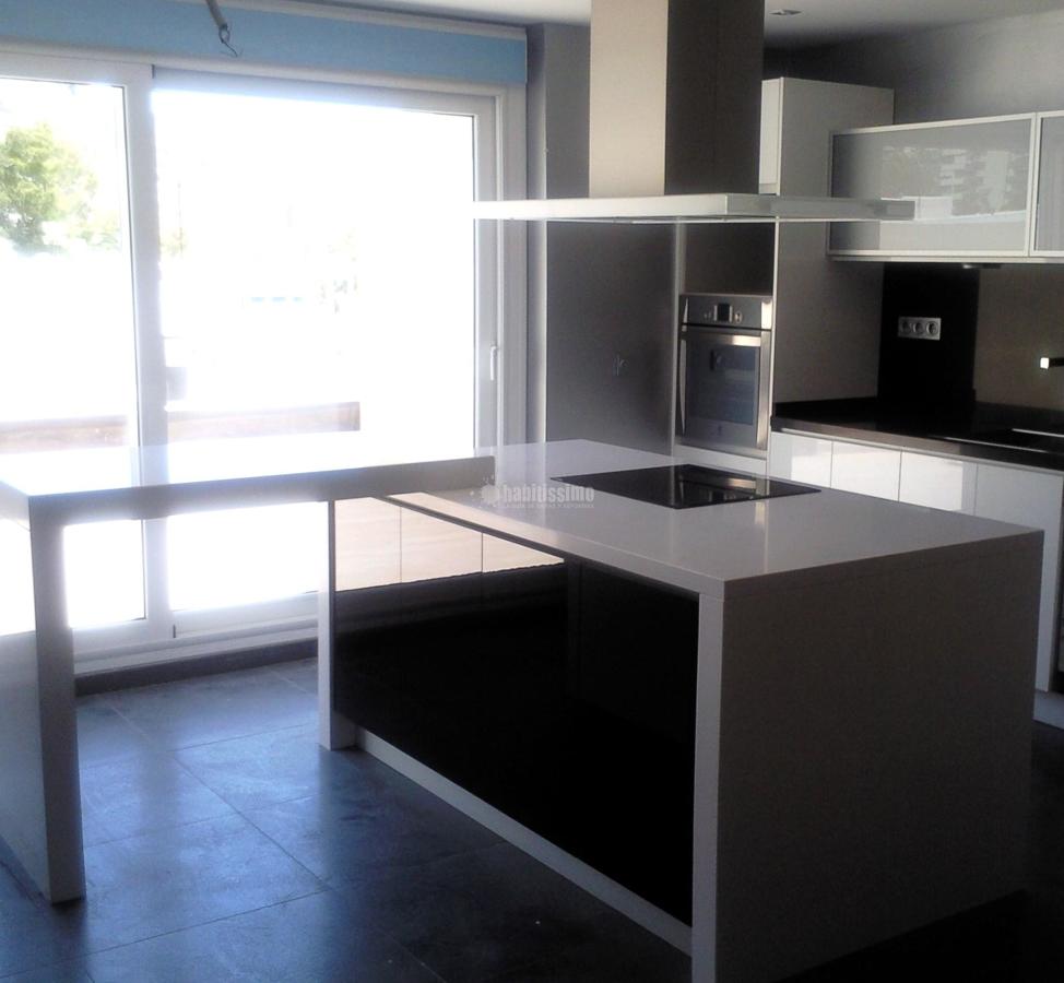 Cocina abierta y tirador de Gola