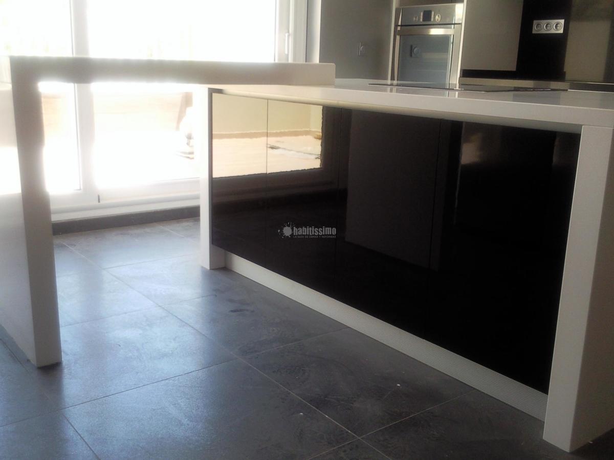 Cocina abierta y tirador de Gola